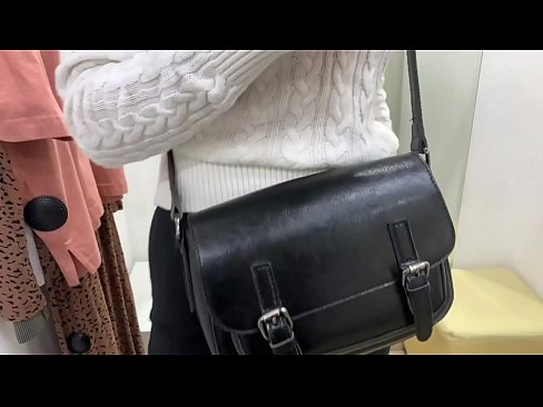❤️ Javna masturbacija mlade kujice FeralBerry s dildom u sobi za mjerenje ❌ Jebeni video kod nas ❌❤